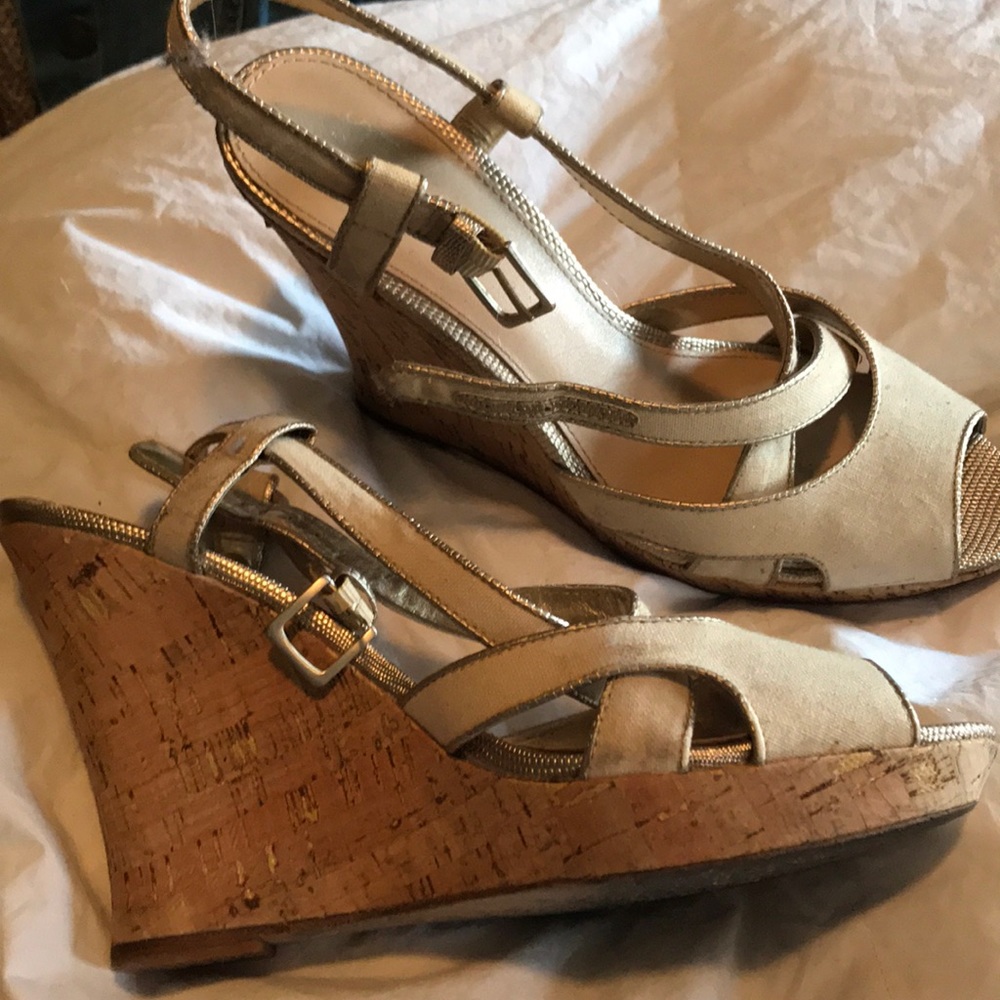 Wedge sandal with gold trim